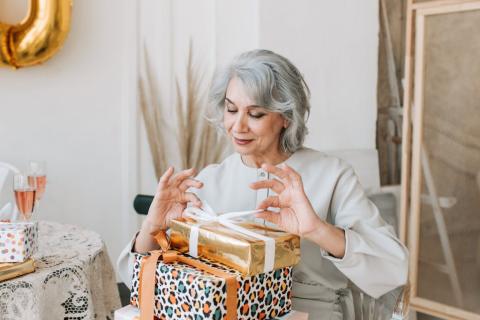15 Elegant & Thoughtful Gift Ideas for 70th Birthday Woman