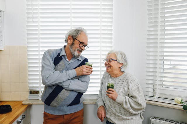 Happy Senior Couple with Smoothie Drinks