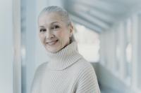 How to Go Gray Gracefully: Tips for a Chic Transition